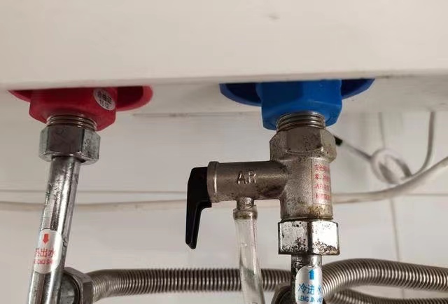 美的电热水器安全阀怎么打开不排水？
