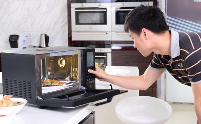 微波炉清洗内部油垢后不加热了是怎么回事？