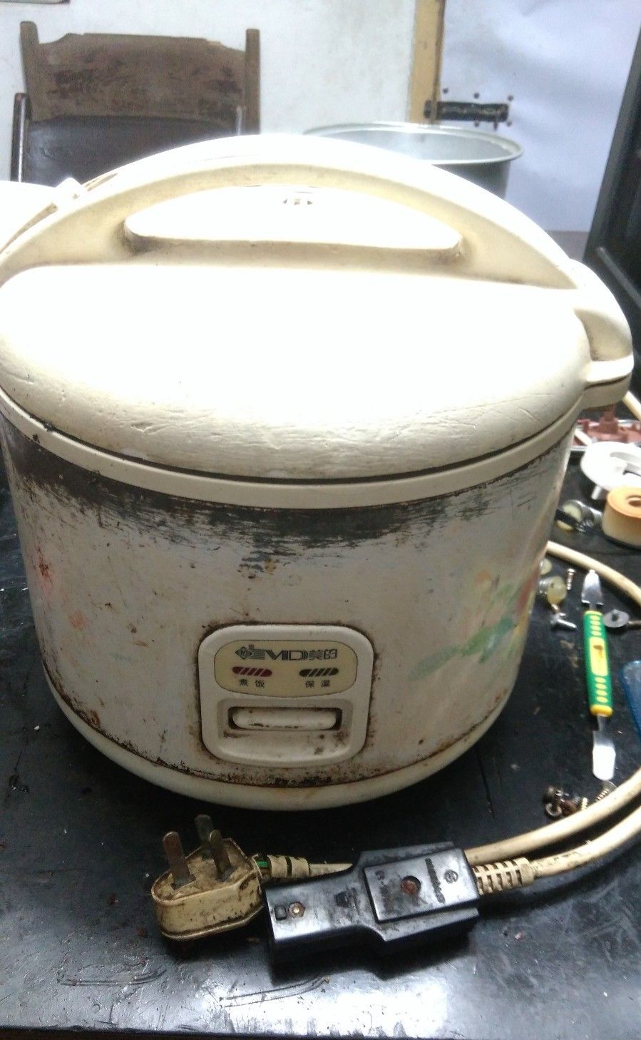 电饭煲煮饭不熟就跳了的原因及解决措施