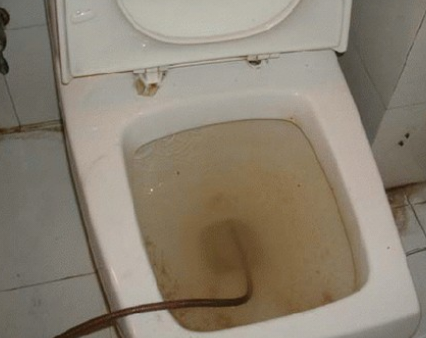 马桶被硬物堵塞了如何自己快速疏通?坐便器硬物堵塞疏通的最好办法