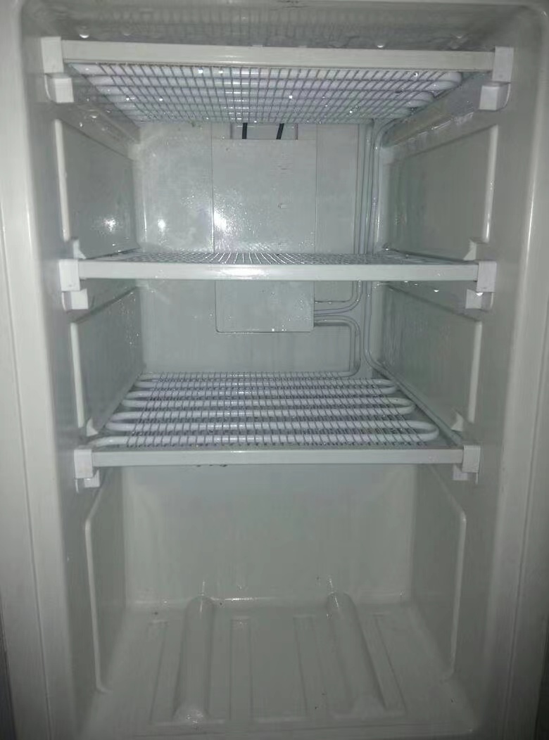 冰箱冷藏有个小孔往外流水咋回事？为什么总是流水？