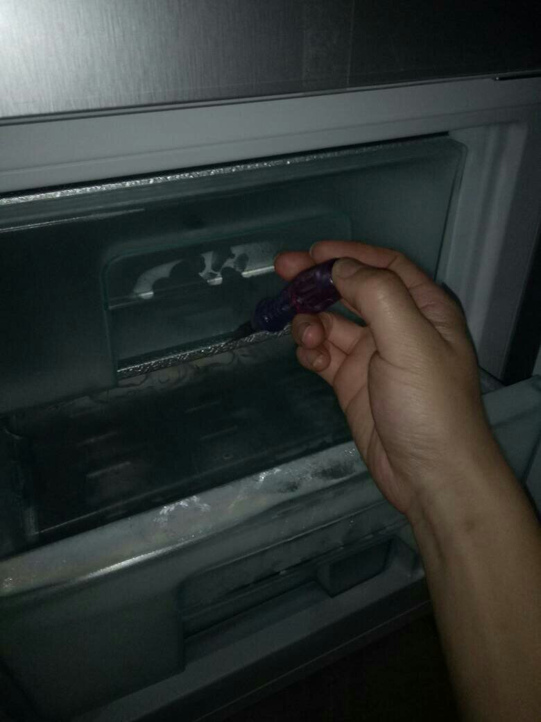 操作台冰箱整个漏电有哪些原因