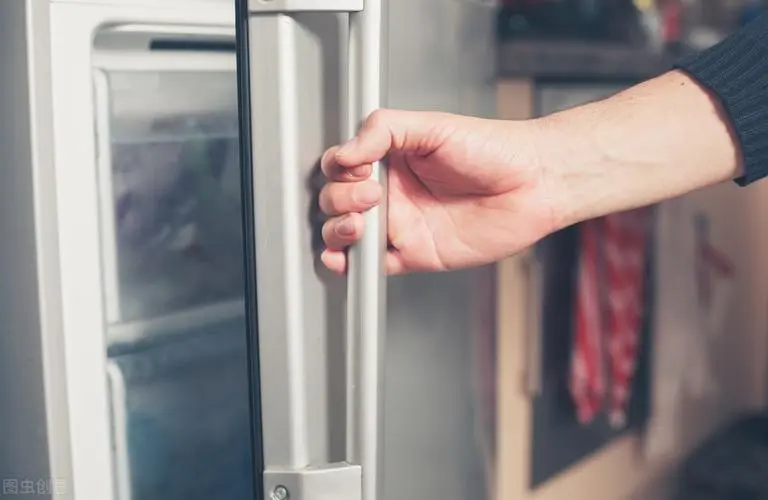 冰柜正面发热烫手是怎么回事