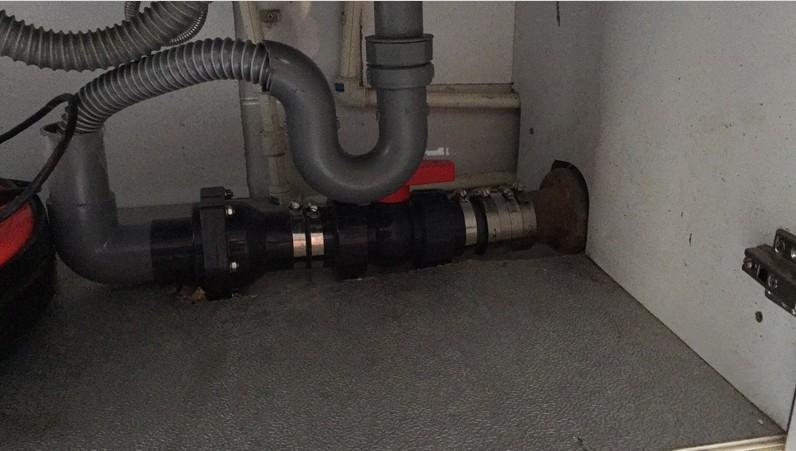 楼上坐便器下水管漏水怎么维修？马桶漏水到楼下怎样维修？
