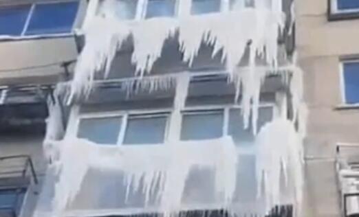 沈阳一楼房住户内漏水，整栋楼窗户惊现"冰瀑布"